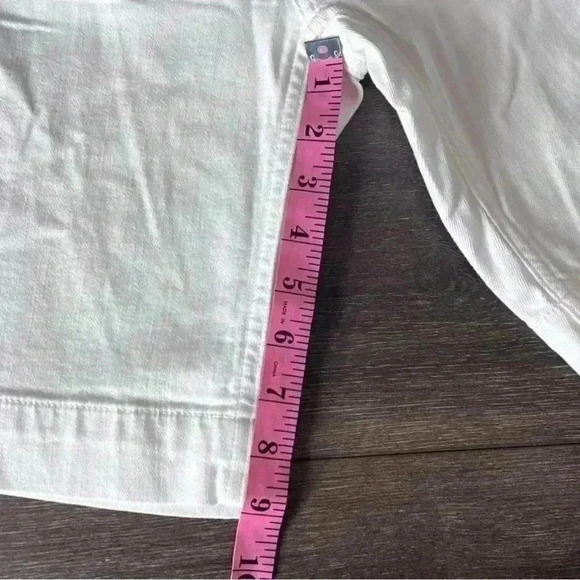 Jen7 Sculpting Bermuda Jean Shorts in White with Gold Buckle. Size 0. NWT! - Picture 14 of 16